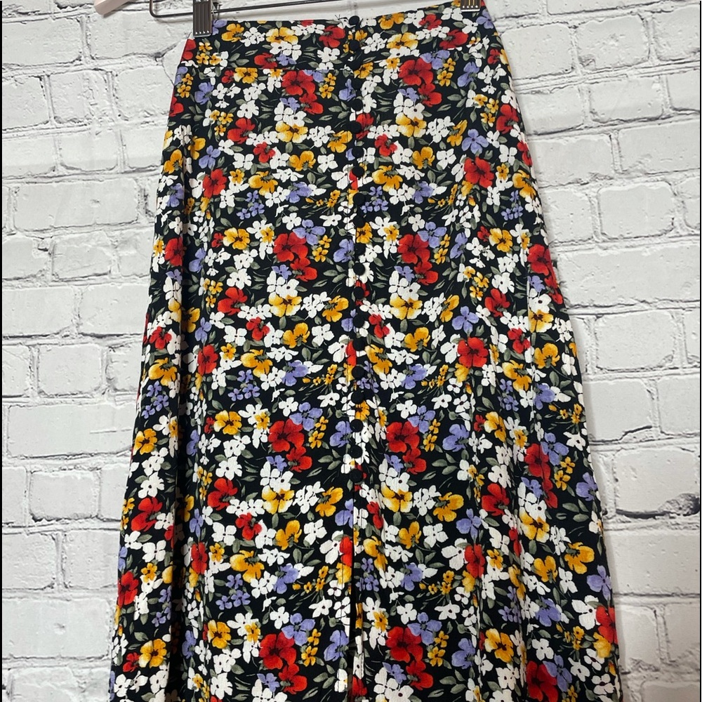 Forever 21 black button floral mid skirt